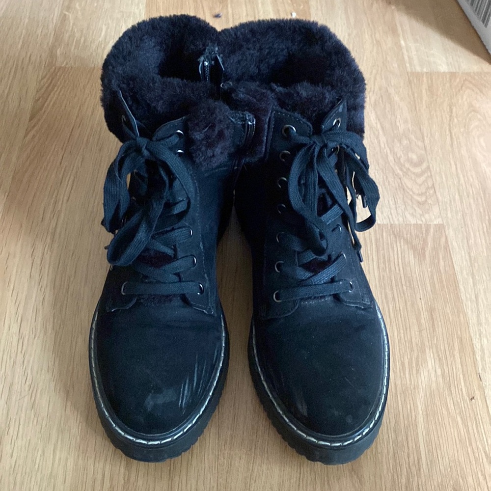 These are Madden Girl black boots size 9 in women.